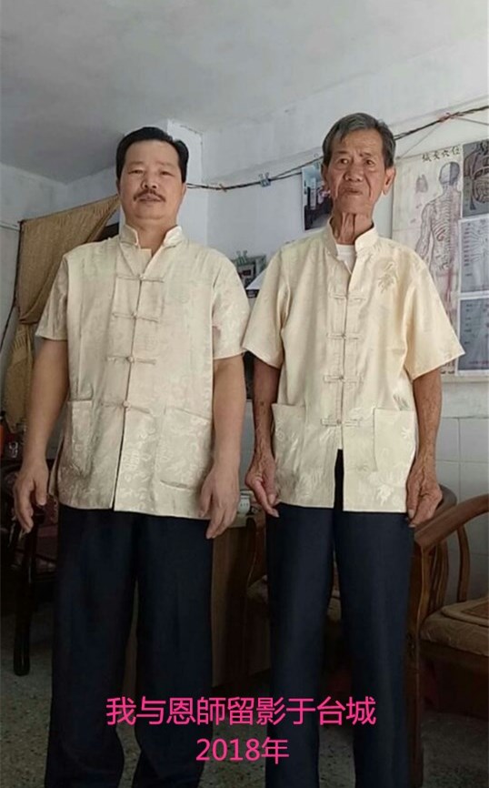 我与恩师合影留念.jpg