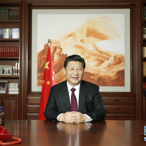 习近平连续两年发表新年贺词 书桌上多了文件夹