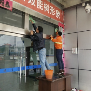 城门乡全体机关干部大扫除迎“两节”