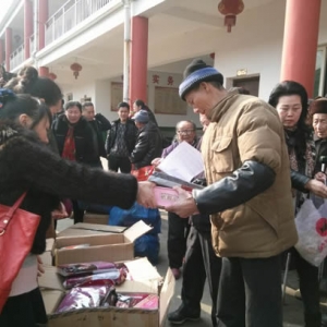 送衣送物暖人心