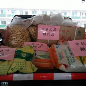 中铁四局到城门乡敬老院献爱心