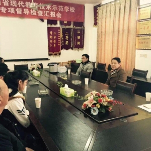 纪检干部探访九江县二中 为寒门学子送来冬日暖阳