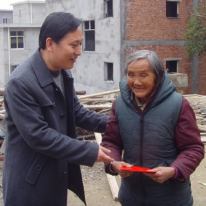 情暖岷山林场困难群众