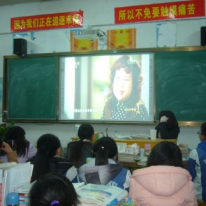 九江县一中组织学生收看2014感动中国颁奖晚会