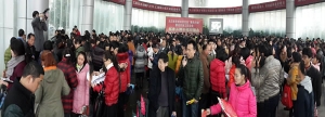 港口街镇积极“送工”参加出口加工区招聘会