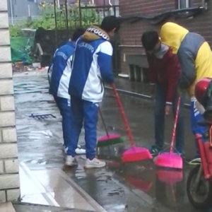 九江县一中志愿者代表雨中学雷锋