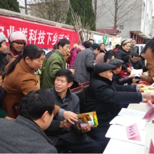 “农业科技下乡”活动来到新合镇