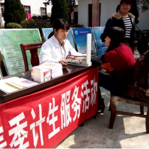 城子镇医务工作者为群众的健康“问诊把脉”