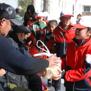 红十字青少年活动走进敬老院
