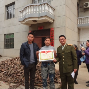 一人当兵全家光荣 军功奖状送到家