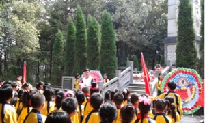 沙河街镇中心小学开展清明祭扫活动
