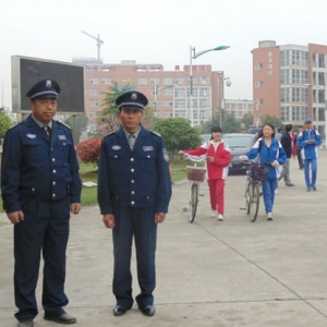 县一中聘请专业安保人员进校园