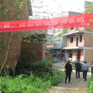 赛城湖场：主要领导带队深入群众家中走访