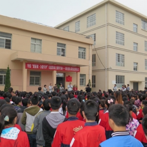 我县首家守信爱心厨房举行揭牌仪式