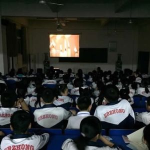 九江县二中组织学生收看《抗震》视频 普及救灾知识