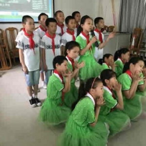 城门乡中心小学“留守儿童”为六一排节目