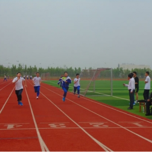 县一中考点完成2015年中考体育测试