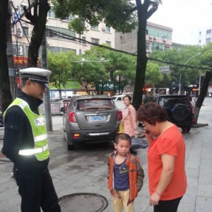九江县交警遇走失儿童为其找到家人