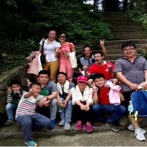 城子镇组织五四青年登山活动