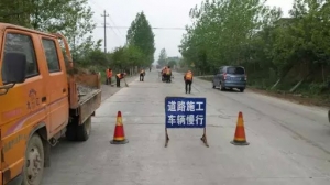 九江公路分局抓紧实施干线公路路面沥青灌缝施工工作