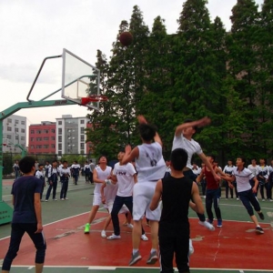 县二中高二年级篮球联赛赛事正酣