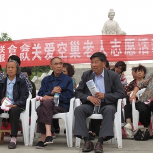 关注空巢老人，志愿者们在行动