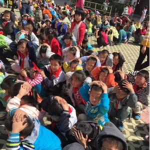 港口中心小学开展防震疏散演练