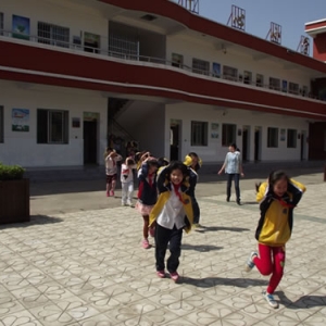 沙河街镇中心小学开展防震及紧急避险演练活动