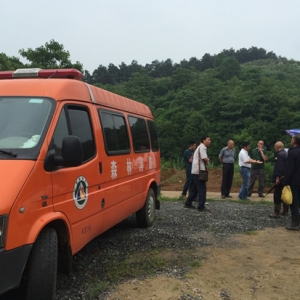 九江县法院法官冒雨爬山调查案件实况