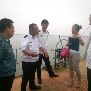 市海事局到城门乡检查渡运安全工作