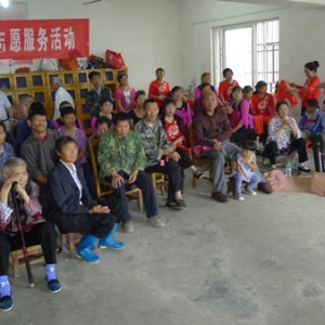 送欢乐下基层