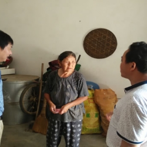 沙河开发区给贫困党员送上浓浓关爱