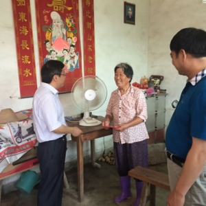 袁汝明到狮子镇走访慰问困难党员