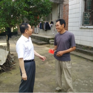 费卫国到涌泉乡看望慰问困难老党员