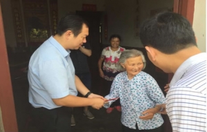 张南到新合镇走访慰问困难党员