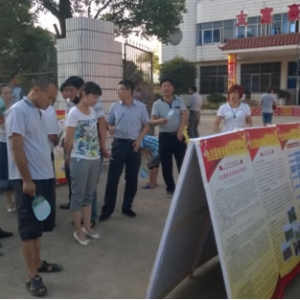 岷山乡：街头巡展细答疑，台前巡演说廉政