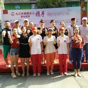 用爱心点燃温暖，为留守儿童撑起一片幸福的蓝天