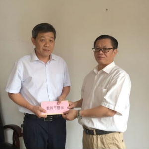 港口街镇：开展教师节慰问活动