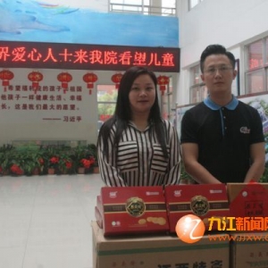 梁义隆公司为儿童福利院送爱心月饼（图）
