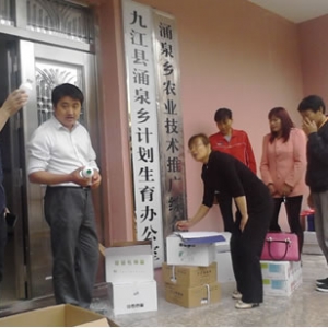 涌泉乡：发放疫苗，做好“秋防”
