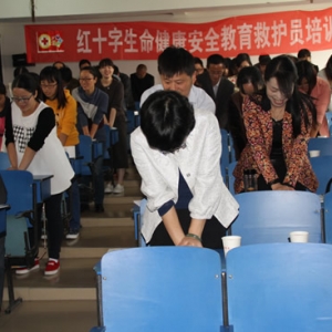红十字生命健康安全教育项目走进县二小