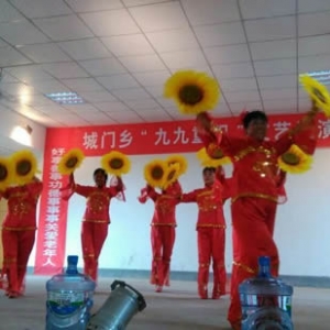廉政文化进乡村 欢歌笑语舞重阳