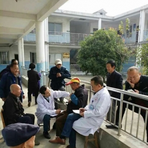 情系老人，义诊送温暖