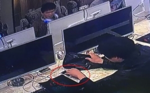 九江一小偷网吧内用铁丝钩走苹果手机