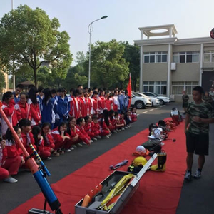 开学第一课：接受消防知识教育