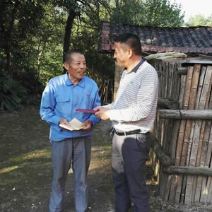赤湖工业园管理局领导干部进村帮扶困难群众