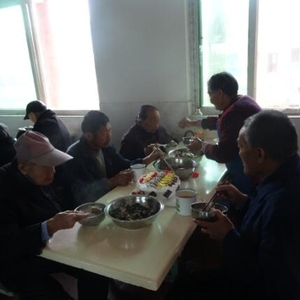 城门乡:敬老院里特殊的集体生日宴会