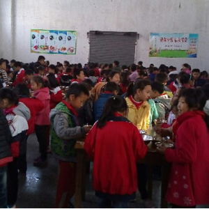 守信建筑到新塘帮中心小学解决“烦恼事”