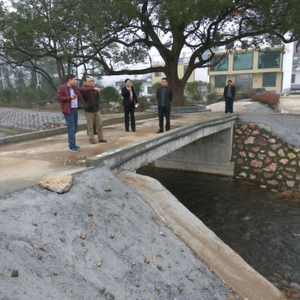 新塘乡：县水利局到新塘乡验收河道应急治理工程
