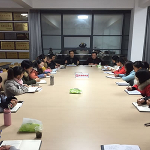 育英小学召开期中班主任工作总结会